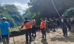 Polsek Trucuk Dan Warga Kompak Bersihkan Bantaran Sungai Kuning