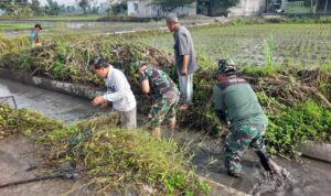 TNI-Polri Dan Warga Tambongwetan Bersihkan Saluran Air