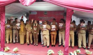 bupati klaten berfoto bersama kepala desa di kecamatan prambanan