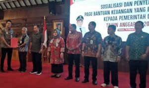 Hamenang beri bantuan uang khusus pada kepala desa.