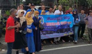 Alumni MUhi I Klaten berbagi Takjil.