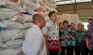 Bupati Hamenang Pastikan Stok Beras di Bulog Klaten aman. lenssa klaten.com