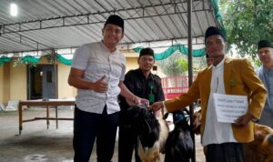 Hamenang Serahkan 3 ekor kambing untuk yang ber I'tikaf di masjid al'aqzo