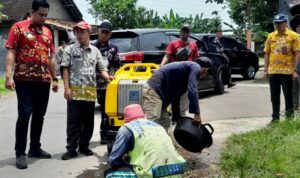 Bupati Hamenang tinjau jalan Pasung- Gempol.lensa klaten