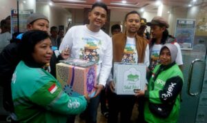 Bupati Hamenang eranghkan bingkisan lebaran untuk ojol.Lensa Klaten