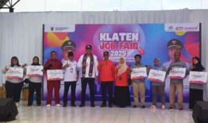 Bupati Klaten Hamenang Wajar Ismoyo berfoto bersama para penerima bantuan alat kerja dari sejumlah kompetensi