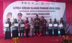 Bupati Klaten Hamenang Wajar Ismoyo dan para pejabat lainnya berfoto bersama para juara Lomba Masak Ikan.