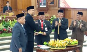 75 tahun DPRD Klaten Ditandai Potong tumpeng.
