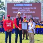 Bupati Hamenang didampingi ketua PMI Klaten menerima penghargaan dari MURI. Sabtu, (1/11/2025).