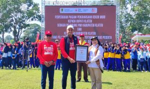 IMG-20251101-WA0026 Bupati Hamenang didampingi ketua PMI Klaten menerima penghargaan dari MURI. Sabtu, (1/11/2025).