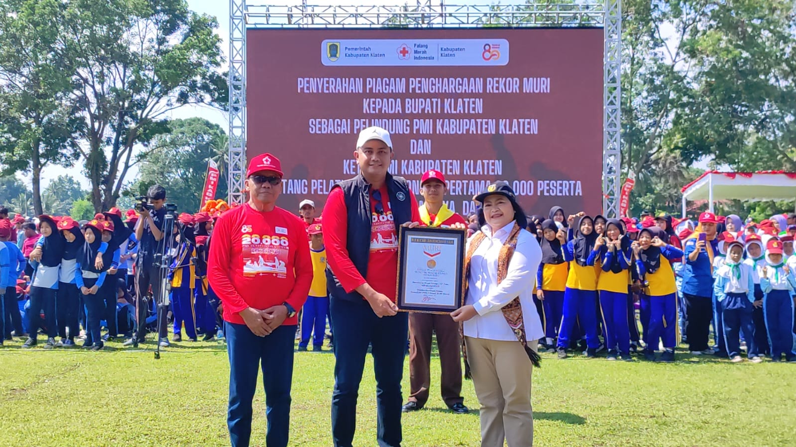 Bupati Hamenang didampingi ketua PMI Klaten menerima penghargaan dari MURI. Sabtu, (1/11/2025).
