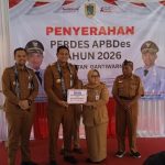 Camat Gantiwarano serahakan APBDes pada Bupati