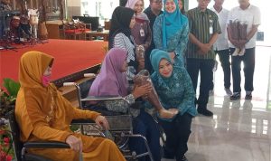 Ny Fahrani Hamenang serahkan bantuan kaki palsu