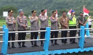 Kaapolri resmikan jembatan Merah Putih di Cucukan.