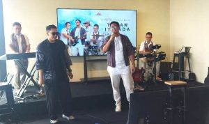 Bupati Klaten Hamenang Wajar Ismoyo saat menyanyikan single religi berjudul ”Tuhan Itu Ada”