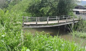 Tergerus Banjir Jembatan Sapit Urang nyaruis ambrol