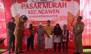 Mas Hamenanag serahakan langsung Bantuan paket sembako.