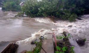 Cawas kota Lumpuh Tanggul Sungai dengkeng Jebol